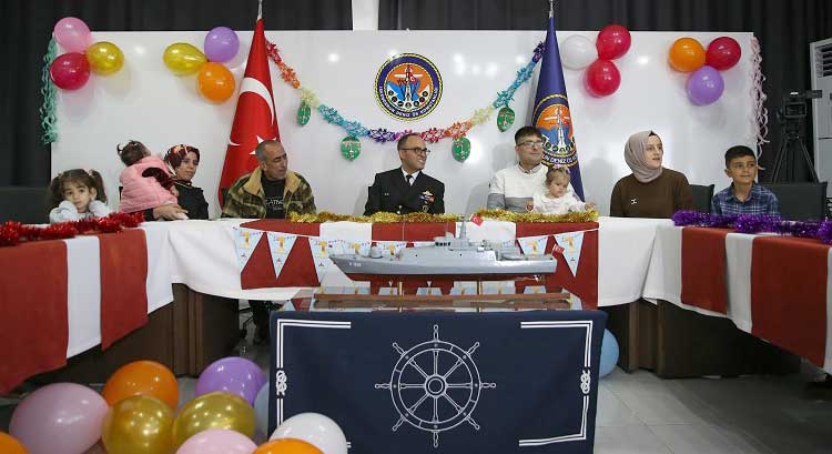 Bebeklerin aileleri ve TCG Bayraktar'ın komutanları, İskenderun'da düzenlenen bir törenle bebeklerin doğum günlerini kutladı.