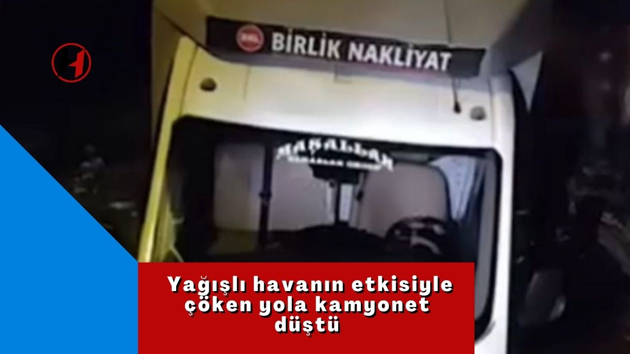 Yağışlı havanın etkisiyle çöken yola kamyonet düştü