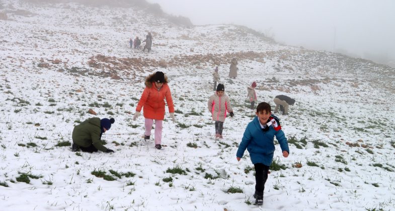 Yayladağı ilçesi, yarıyıl tatilinde olan çocuklara ev sahipliği yaptı. Soğuk havanın etkisini arttırdığı bölgede, yüksek kesimlerde etkili olan kar yağışı, çocukları heyecanlandırdı.