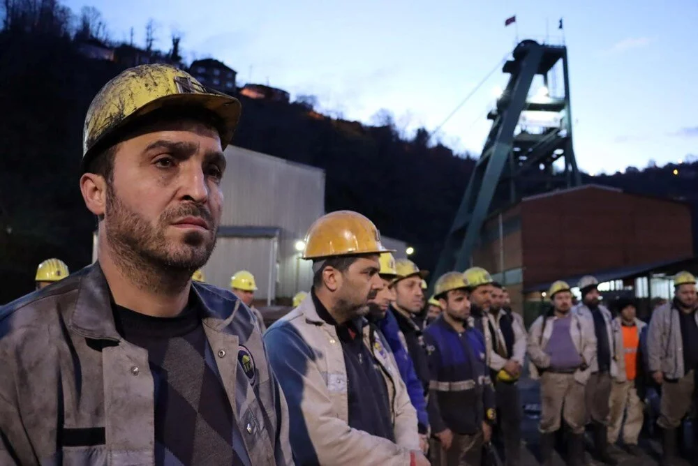 Kahramanmaraş merkezli depremlerde arama kurtarma çalışmalarına katılan ve birçok can kurtaran Zonguldaklı madenciler, depremin birinci yılında hayatını kaybedenleri andı.