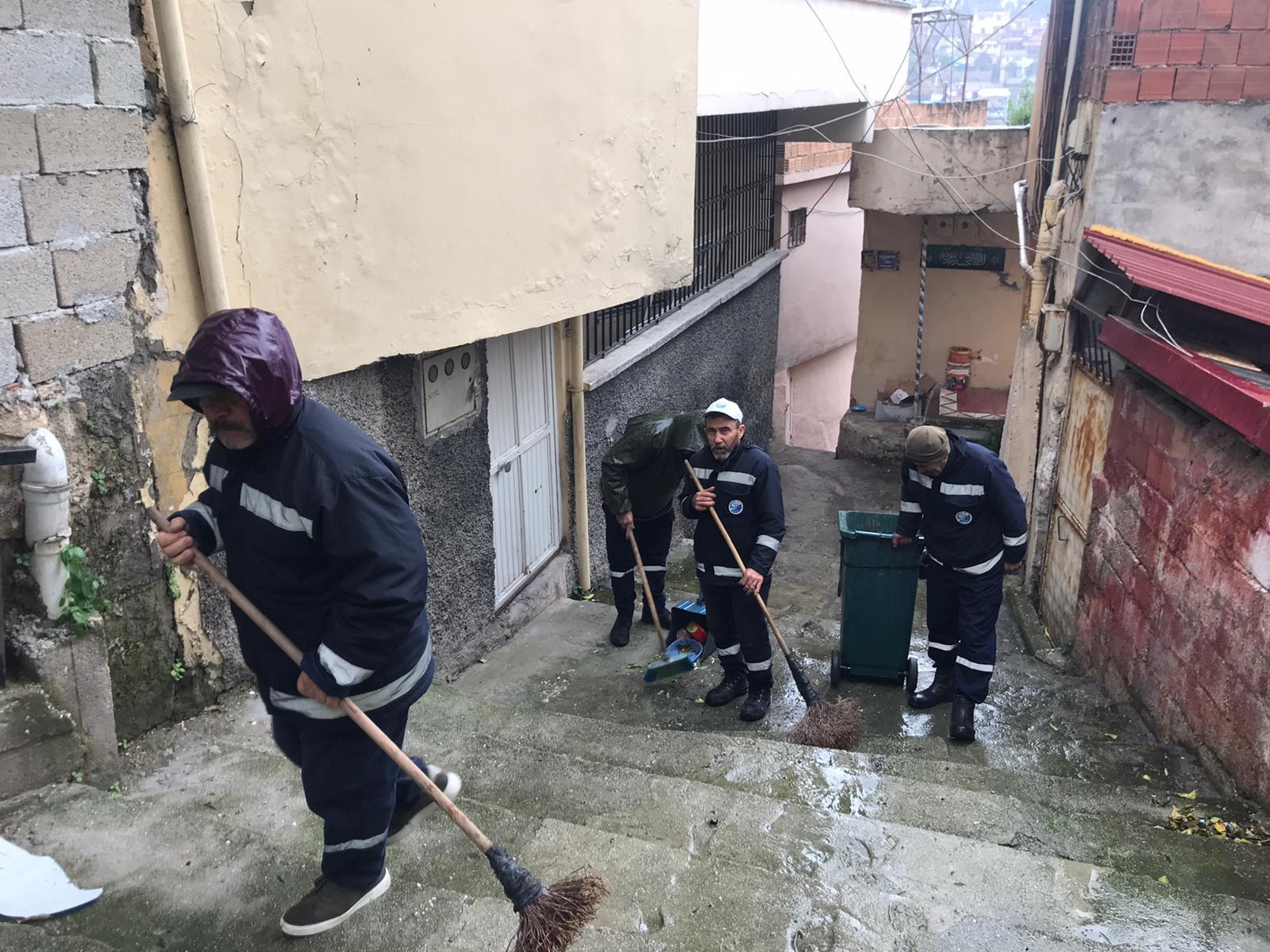 Antakya'yı etkisi altına alan şiddetli yağışların ardından Antakya Belediyesi, vatandaşların mağduriyetini en aza indirmek için kapsamlı temizlik çalışmalarına başladı. 