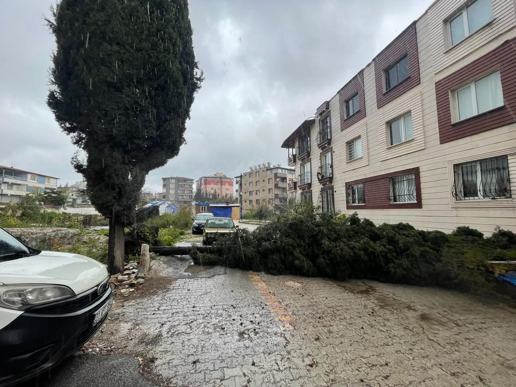 Hatay'ın Antakya ilçesinde dün akşam saatlerinde etkili olan fırtına ve sağanak yağış, birçok olumsuzluğa neden oldu.