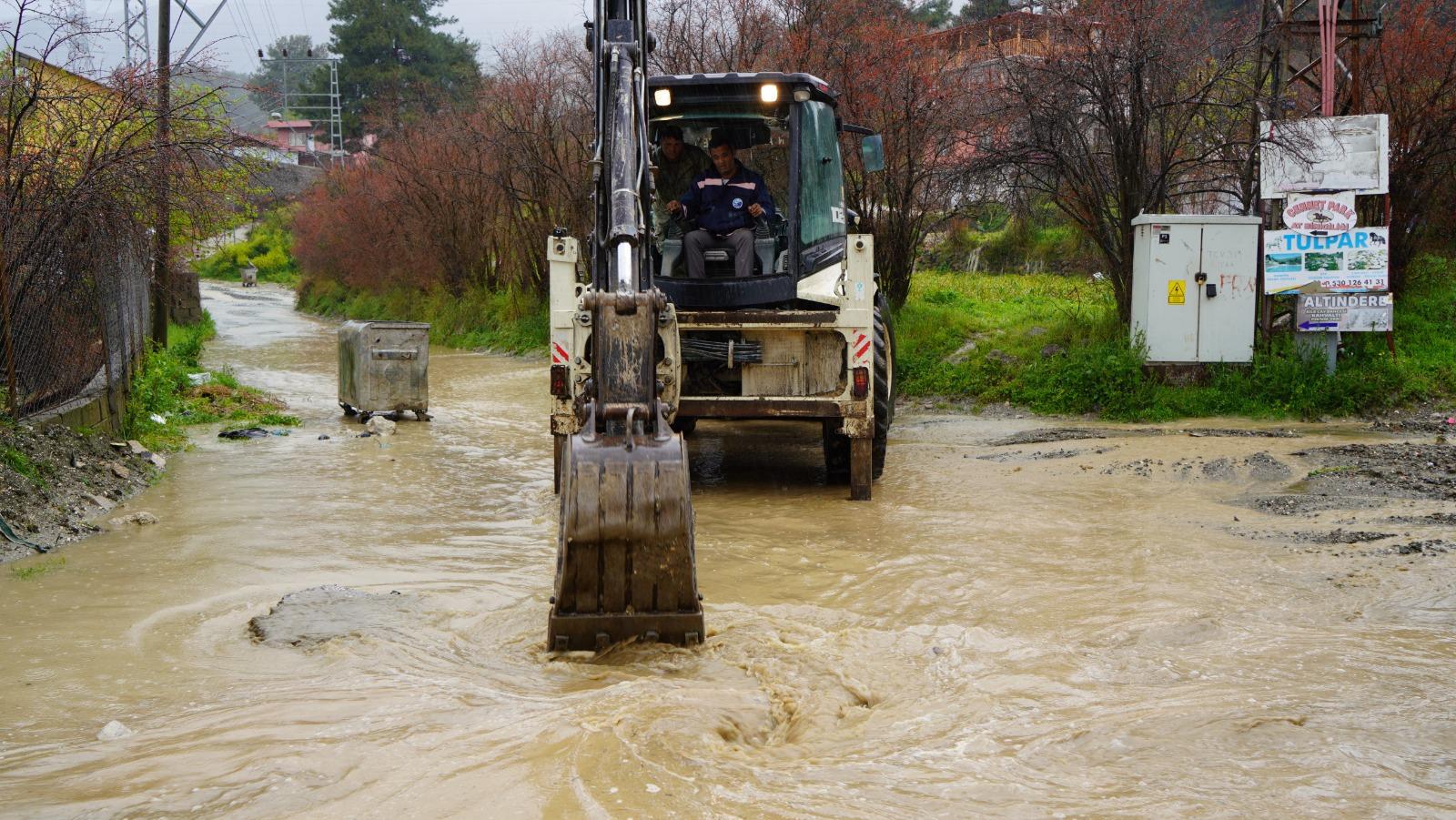 Antakya Belediyesi, 25 Mart gecesi başlayan şiddetli yağış ve fırtına sonrası oluşan sel ve çamurla mücadeleyi sürdürüyor. 