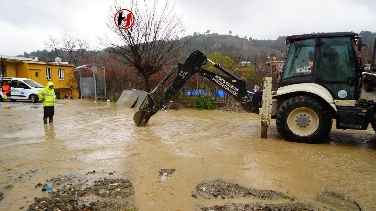 Antakya'da Şiddetli Yağış ve Fırtına: Sel ve Çamurla Mücadele Devam Ediyor