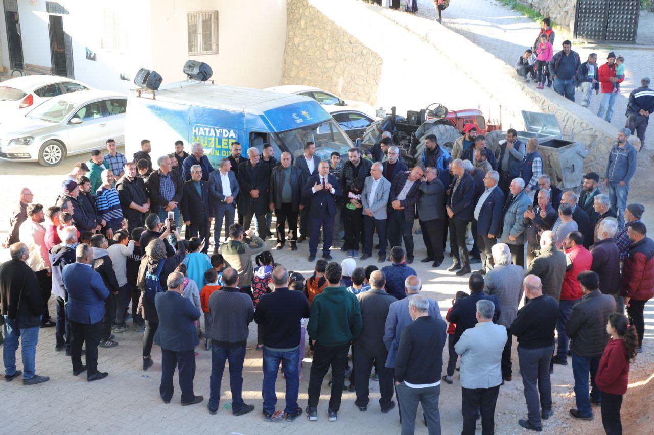 Altınözü Belediye Başkanı Rıfat Sarı önderliğinde, AK Parti ve MHP ilçe başkanlarıyla birlikte ilçenin dört bir yanını gezip vatandaşlarla buluşmaya devam ediyor. 
