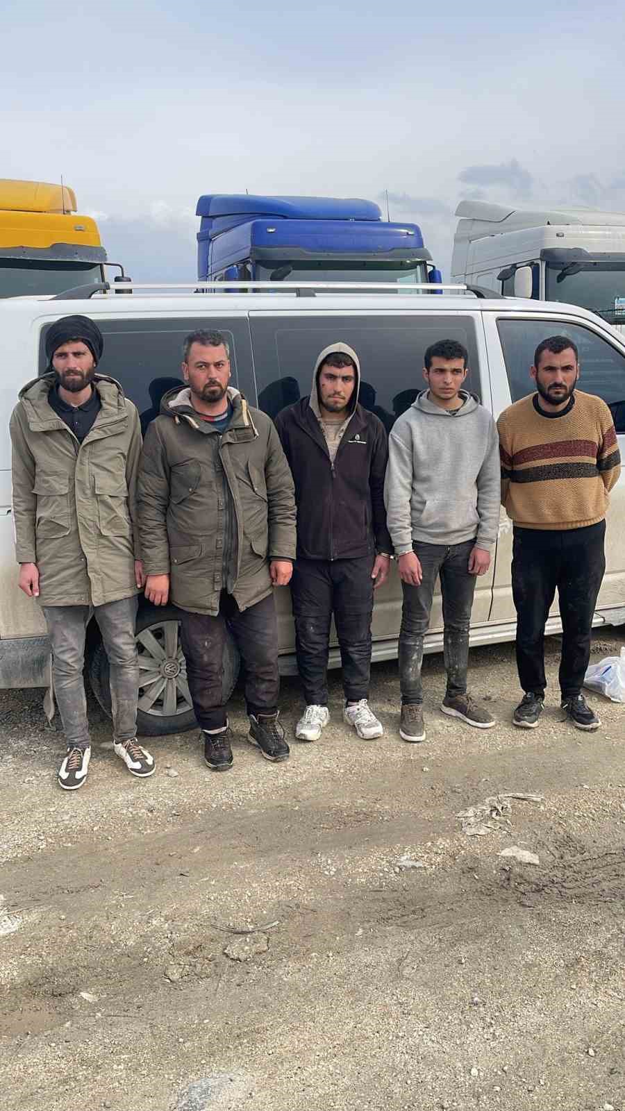 Hatay'da göçmen kaçakçılığıyla mücadele eden polis ekipleri, 25 göçmeni yakaladı. Operasyonlarda 2 kaçak göçmenin bir aracın bagajında saklandığı anlar kameraya yansıdı.