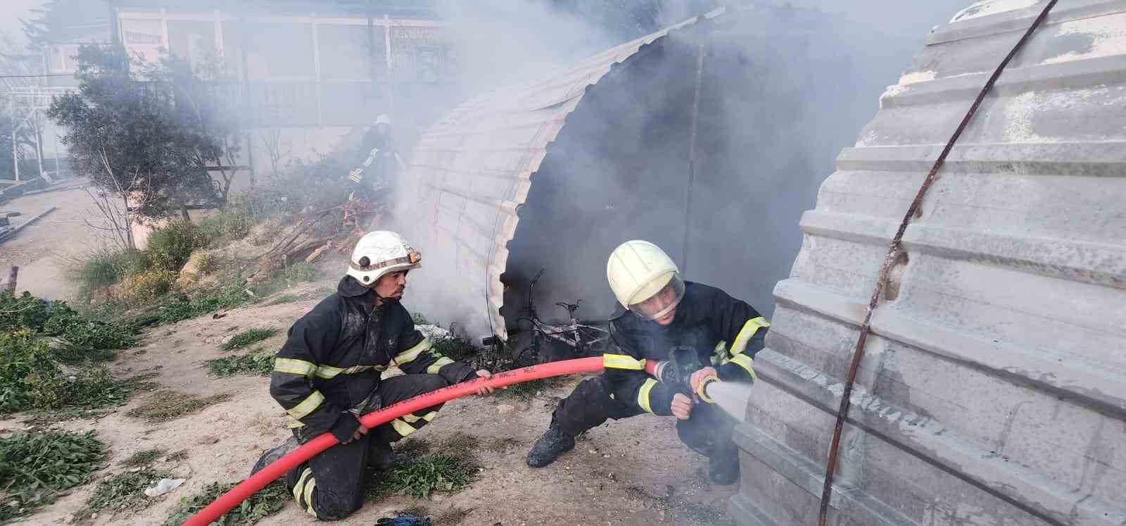 Hatay'ın Antakya ilçesine bağlı Narlıca Mahallesi'nde vatandaşlar tarafından kurulan barakada çıkan yangın, itfaiye ekiplerinin müdahalesiyle söndürüldü. 