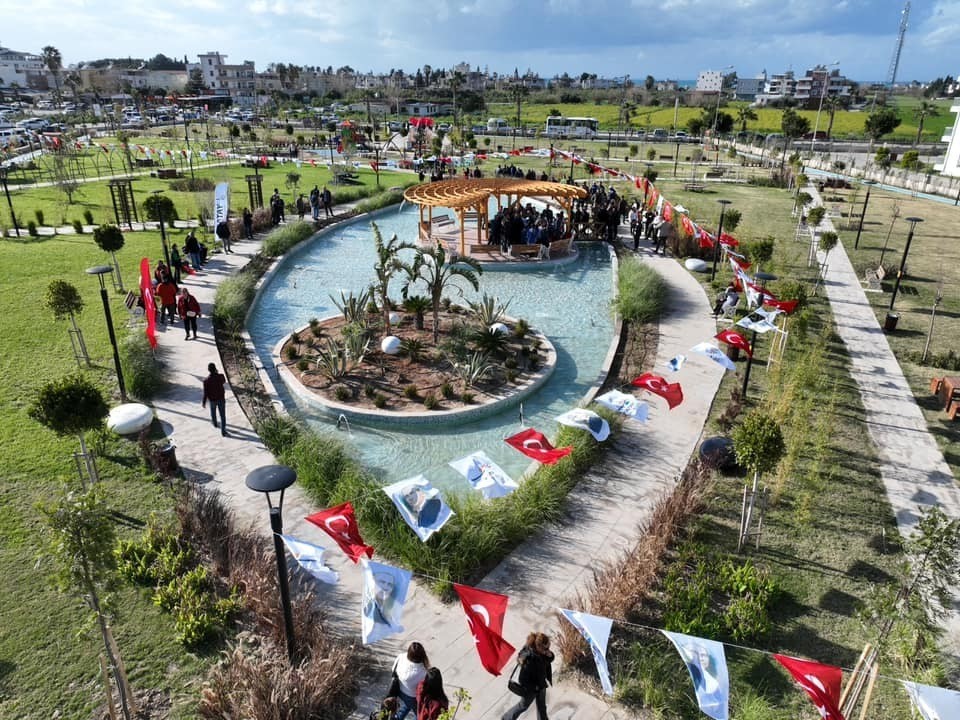 Hatay Büyükşehir Belediyesi, depremden etkilenen şehre moral olmak için iki yeni parkı hizmete sundu.