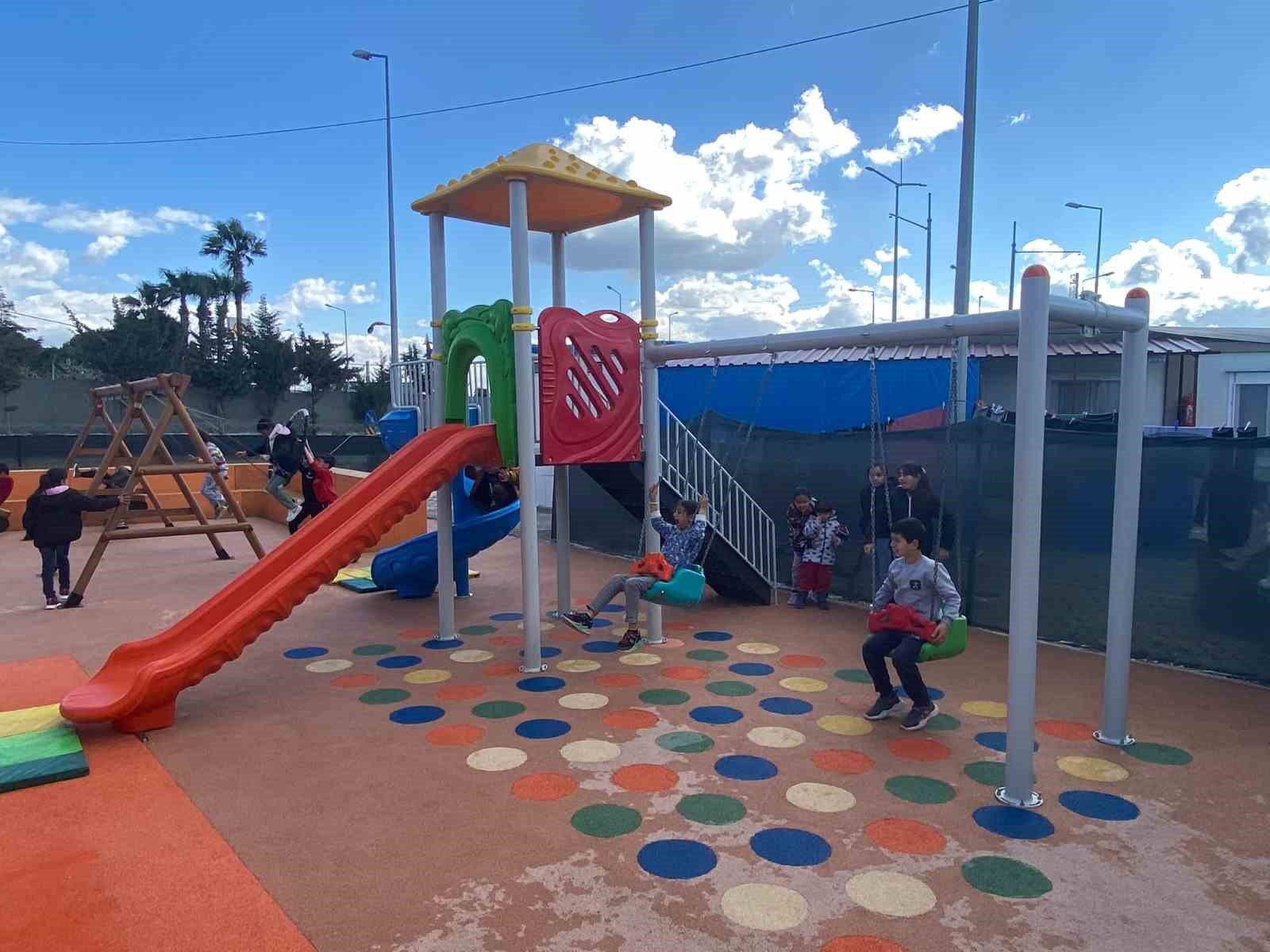 Kahramanmaraş depremleri sonrası konteyner kentlerde yaşayan çocuklara moral kaynağı olacak 20 park, Hatay Büyükşehir Belediyesi tarafından hizmete sunuldu.