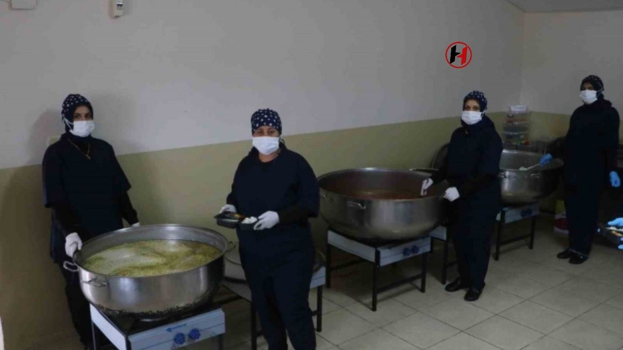 Hatay'da Depremzede Kadınların Elleriyle Pişen Yemekler 500 Kişinin İftar Sofrasını Süslüyor!