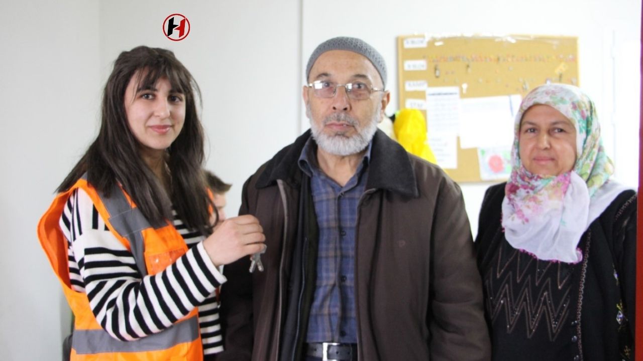 Hatay'da Depremzede Osman Kara, TOKİ'den Yeni Yuvasının Anahtarını Aldı