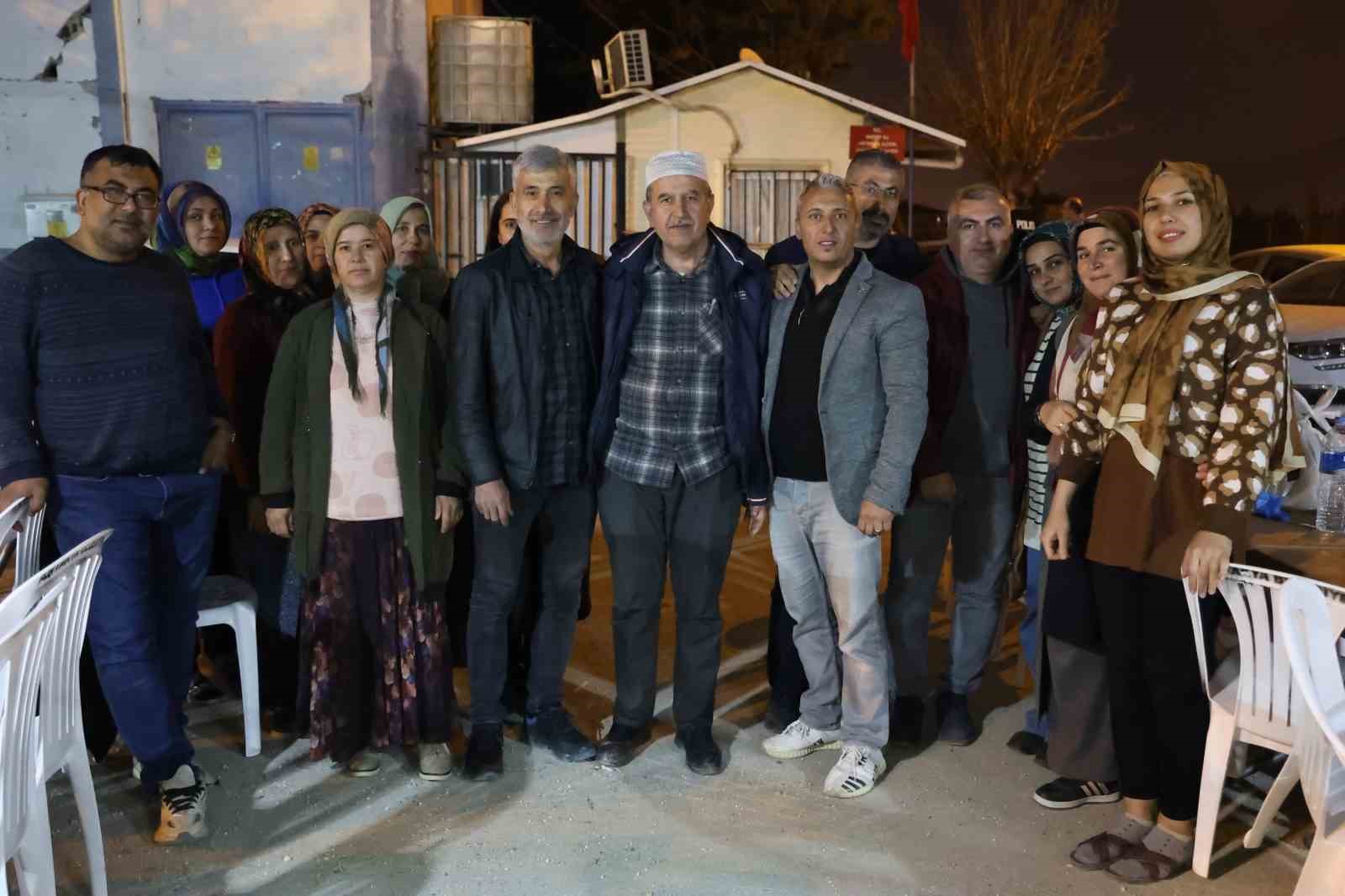 Kahramanmaraş depreminde en çok etkilenen Hatay'ın Antakya ilçesinde yerle bir olan Emek Mahallesi'nde, depremden geriye kalan 20 aile iftar sofrasında bir araya geldi