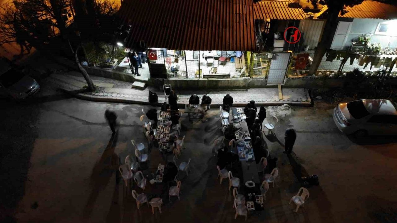 Hatay'da Enkaz Altında İftar: Depremde Yok Olan Mahallede Hüzünlü Bir Yemek