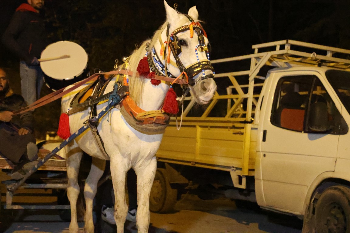 Hatay’da depremin yıkımına uğrayan sokaklarda, Ramazan geleneği yaşatılıyor. 36 yaşındaki Sabit Erdoğan, at arabası üzerinde davul çalarak vatandaşları sahura kaldırıyor.