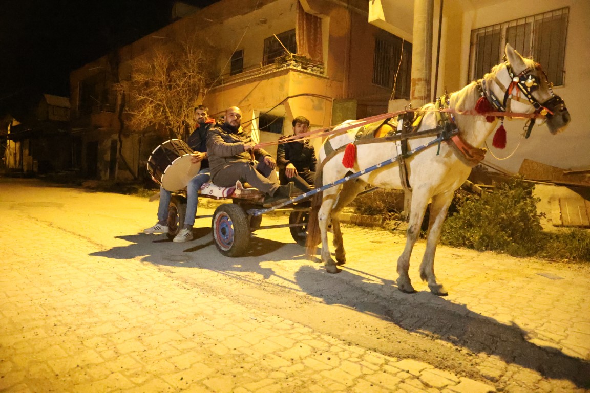 Hatay’da depremin yıkımına uğrayan sokaklarda, Ramazan geleneği yaşatılıyor. 36 yaşındaki Sabit Erdoğan, at arabası üzerinde davul çalarak vatandaşları sahura kaldırıyor.