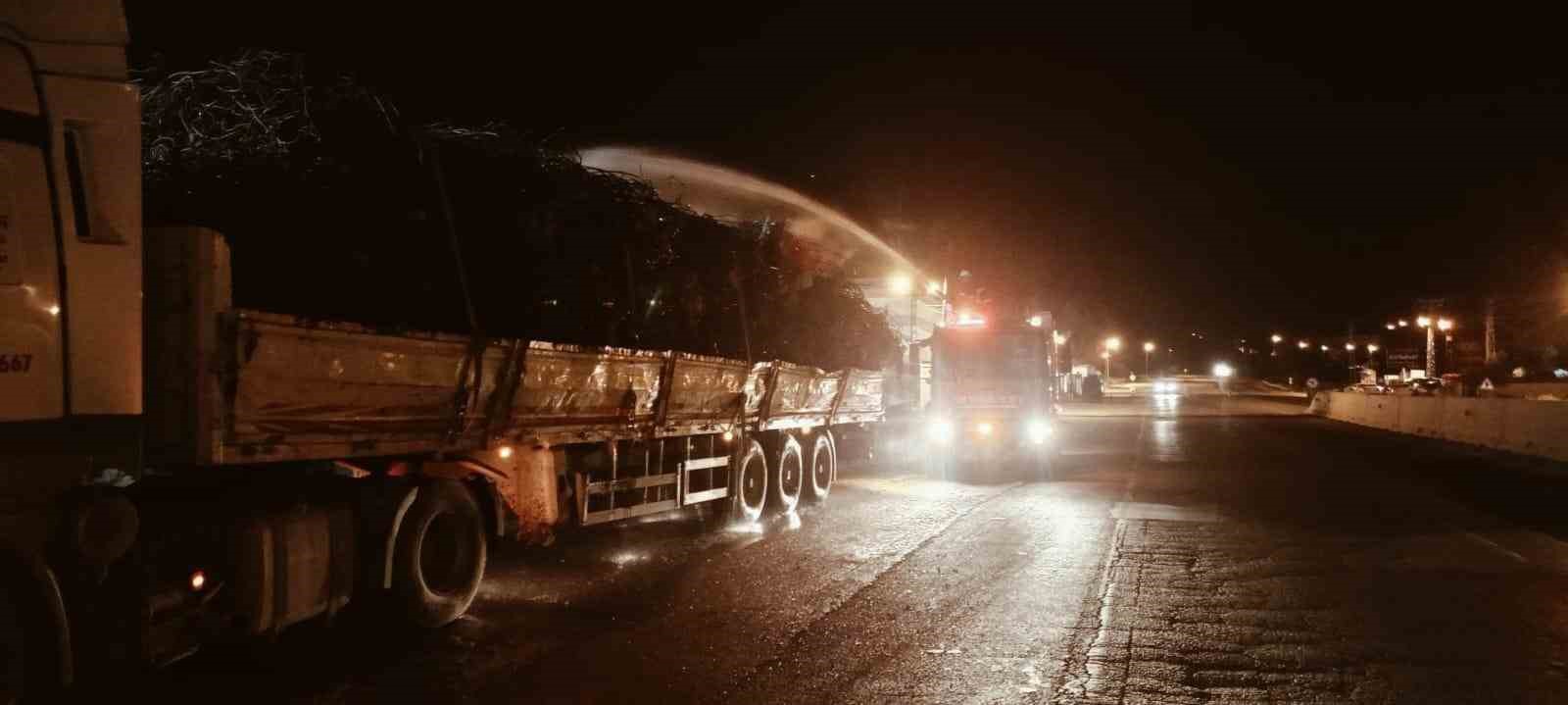 Hatay'ın Belen ilçesinde hurda yüklü bir tırda çıkan yangın, itfaiye ekiplerinin hızlı müdahalesi ile kontrol altına alındı. 