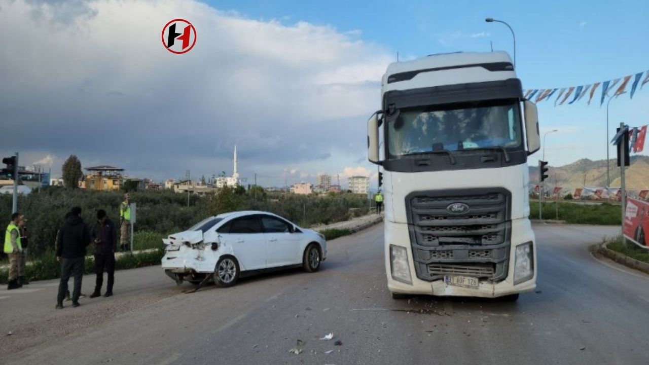 Hatay'da Işık İhlali Sonucu Tır ile Otomobil Çarpıştı: 2 Yaralı!