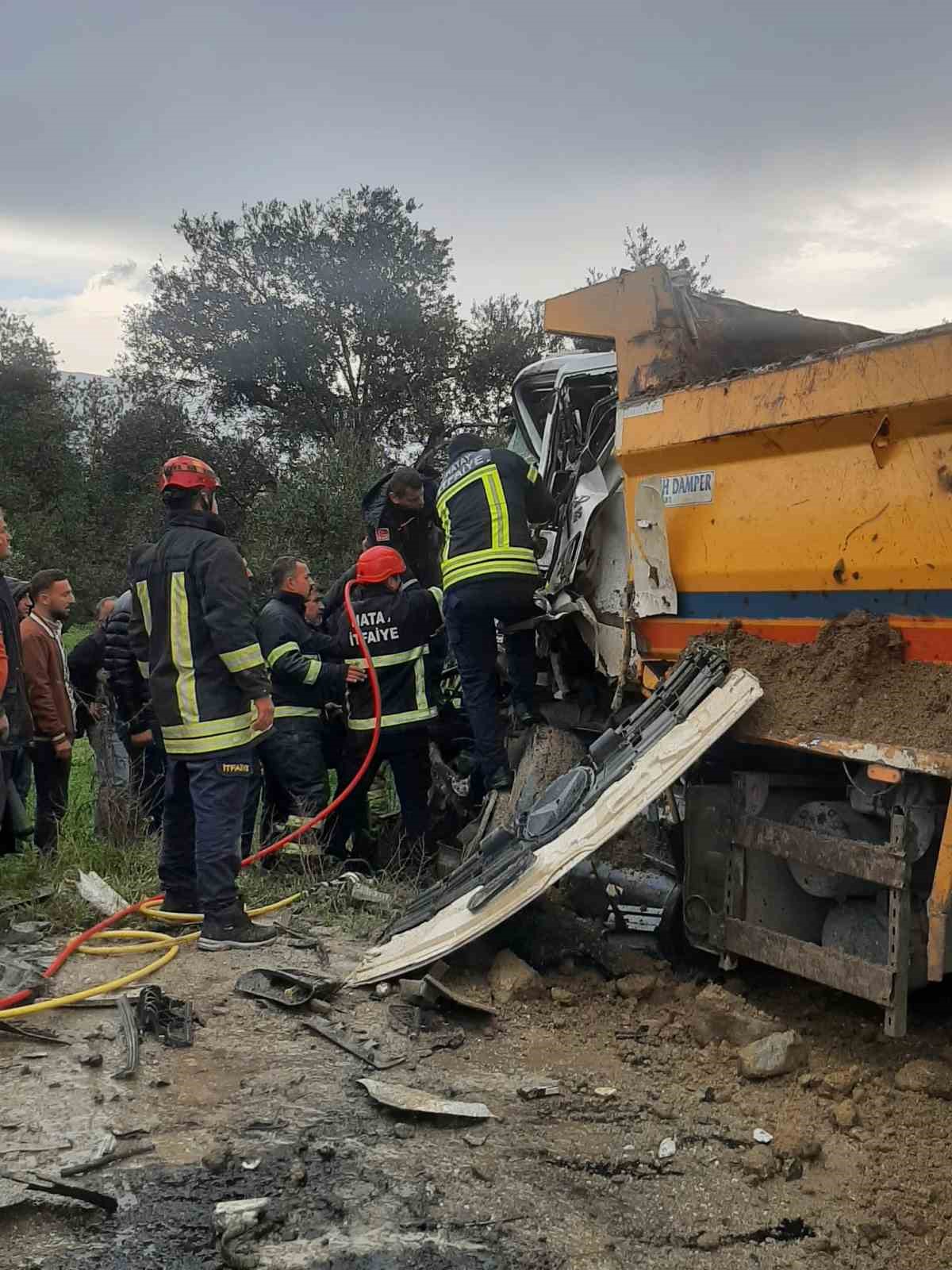 Hatay'da bugün saat 13.20 sıralarında Antakya ilçesi Karlısu Mahallesi yolu üzerinde meydana gelen trafik kazasında 2 hafriyat kamyonu kafa kafaya çarpıştı. Kazada 3 kişi yaralandı.