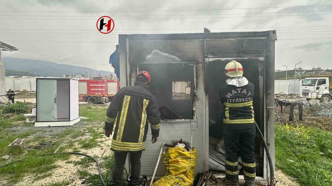 Hatay'da Konteyner Yangını! İtfaiye Ekipleri Müdahale Etti