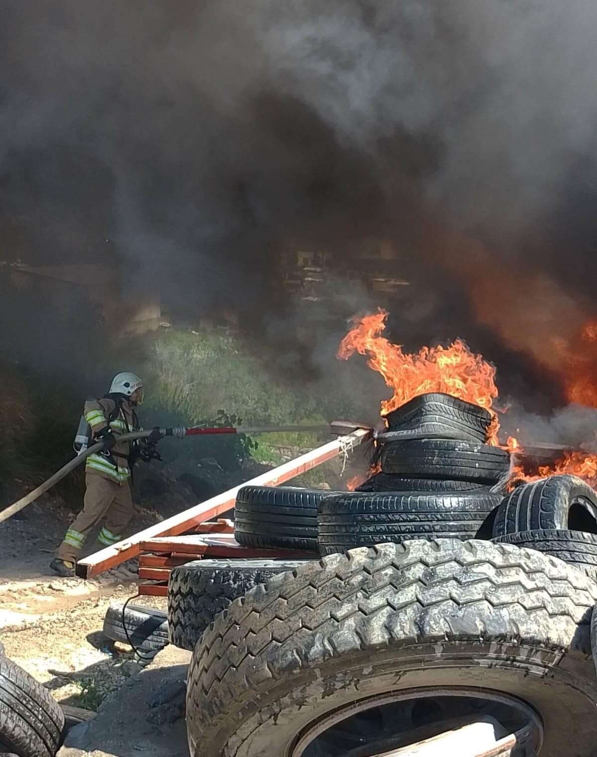 Defne ilçesi Orhanlı Mahallesi'nde bulunan bir lastik deposunda çıkan yangın, itfaiye ekiplerinin hızlı müdahalesiyle söndürüldü.