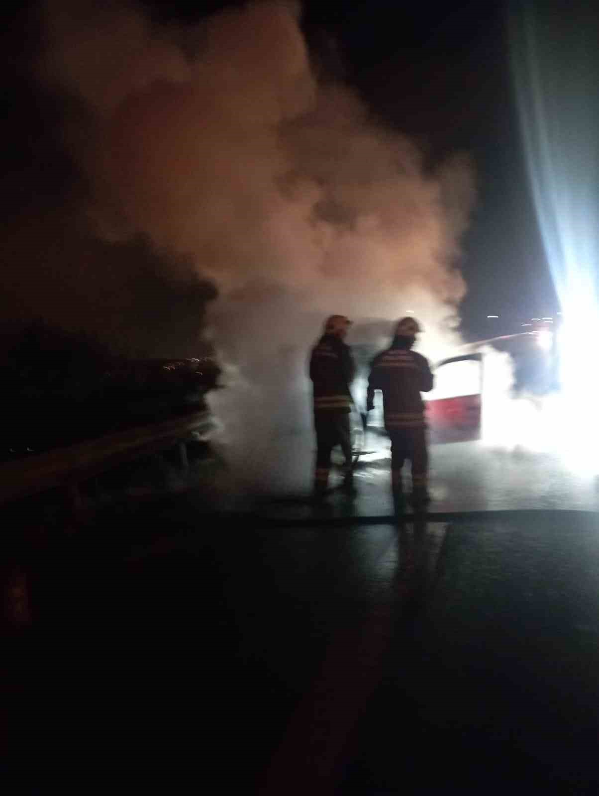 Hatay'da seyir halinde olan bir otomobilde çıkan yangın paniğe neden oldu. Olay yerine gelen itfaiye ekipleri yangını kontrol altına alırken, araç kullanılamaz hale geldi.