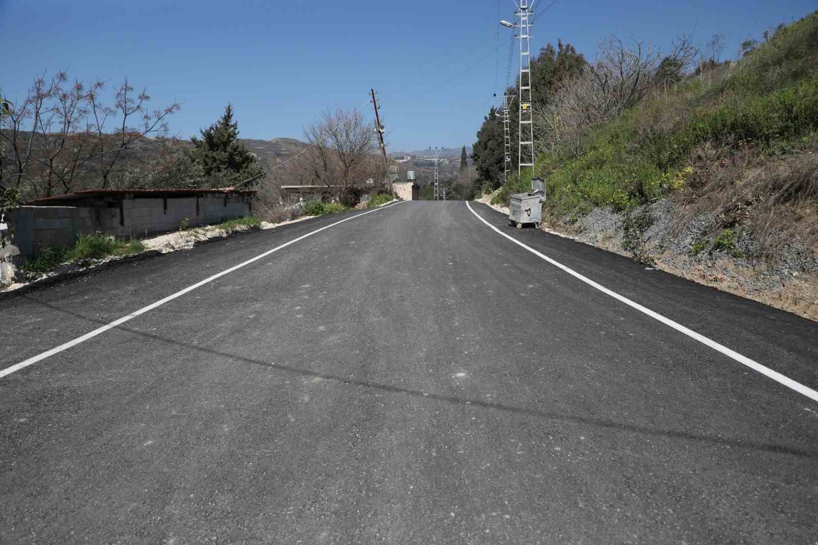 Hatay Büyükşehir Belediyesi (HBB), Antakya ve Defne başta olmak üzere il genelinde yol yapım ve onarım çalışmalarını hızlandırdı