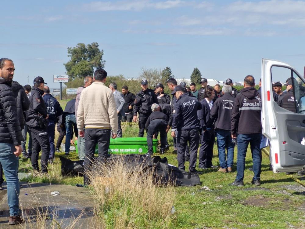 Hatay Dörtyol'da otomobil ile tırın çarpışması sonucu 6 kişi hayatını kaybetti, 1 kişi yaralandı.