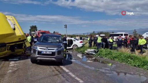 Hatay Dörtyol'da otomobil ile tırın çarpışması sonucu 6 kişi hayatını kaybetti, 1 kişi yaralandı.