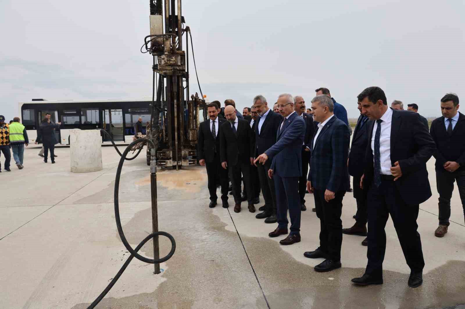 Kahramanmaraş depremlerinde zarar gören Hatay Havalimanı, onarım çalışmaları tamamlandıktan sonra 29 Mart'ta yeniden çift yönlü uçuşlara açılıyor. 