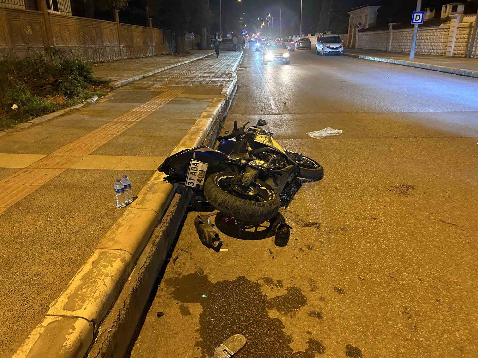 Hatay'ın İskenderun ilçesinde, hafif ticari araç ile motosikletin çarpışması sonucu meydana gelen trafik kazasında 2 kişi yaralandı.