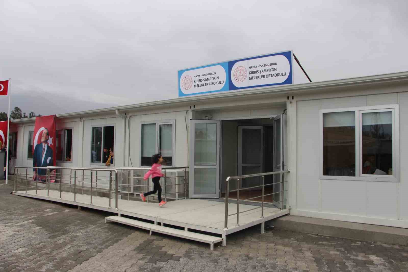 Kuzey Kıbrıs Türk Cumhuriyeti (KKTC) Cumhurbaşkanı Ersin Tatar, Hatay'ın İskenderun ilçesinde depremzede çocuklar için inşa edilen "Şampiyon Melekler" İlkokul ve Ortaokulu'nun açılışını gerçekleştirdi