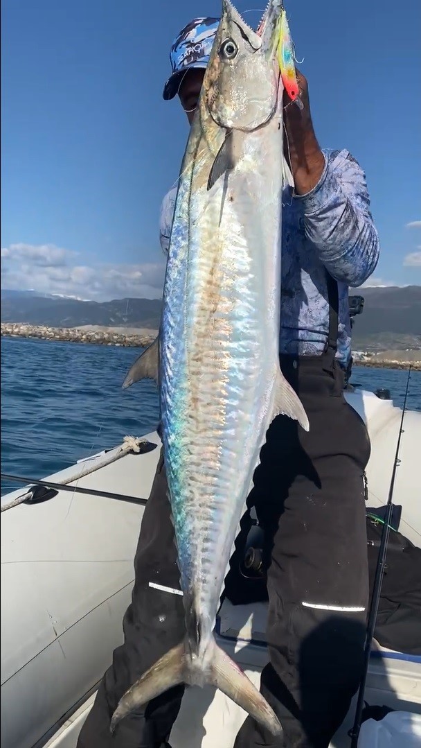 Hatay'ın Payas ilçesinde amatör balıkçı İshak Beyaz, oltasına takılan 8 buçuk kiloluk dev ceylan balığıyla büyük bir sevinç yaşadı.