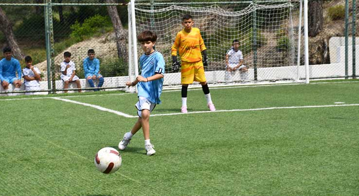 6 Şubat 2023 depremlerinden etkilenen Hatay'ın Belen ilçesinde, depremzede çocukların moral ve motivasyonlarını artırmak amacıyla "Hatay Konteyner Cup 2 Belen Turnuvası" başladı.