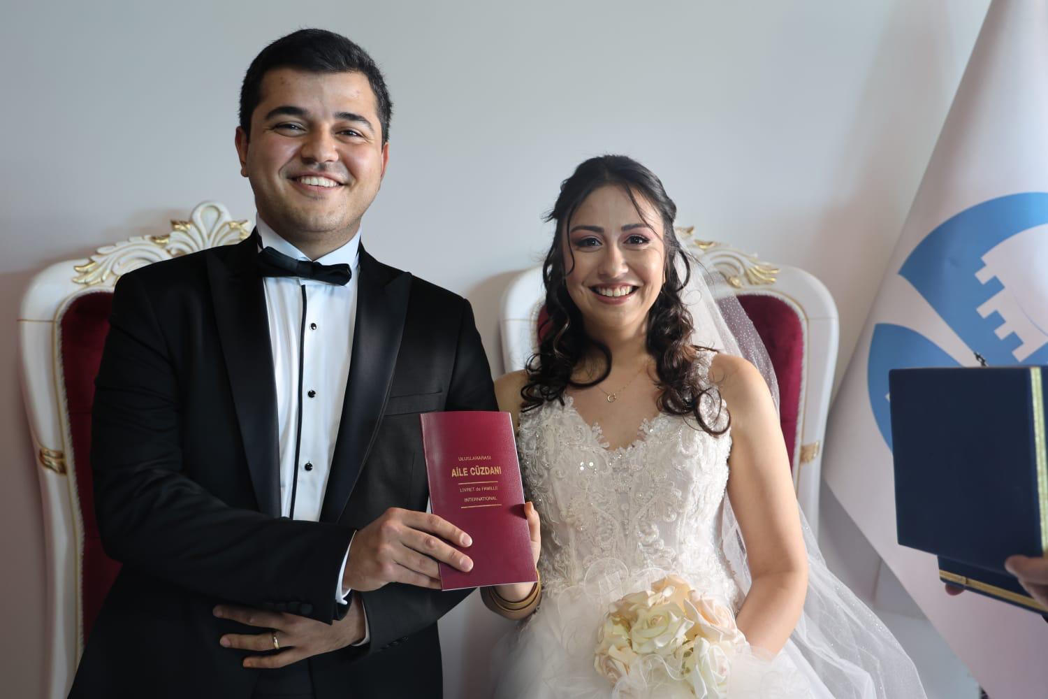 Hatay'ın Antakya ilçesinde 6 Şubat depremlerinde yıkılan evlendirme dairesinin yerine kurulan konteyner evlendirme dairesinde 800 çift dünyaevine girdi.