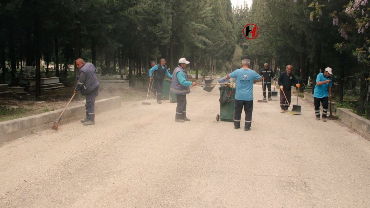 Antakya Belediyesi'nden Bayram Öncesi Mezarlıklarda Kapsamlı Temizlik