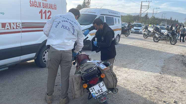 Antakya'da Emek Mahallesi Rüstem Tümer Paşa Caddesi'nde meydana gelen kazada motosiklet ile kamyon çarpıştı.