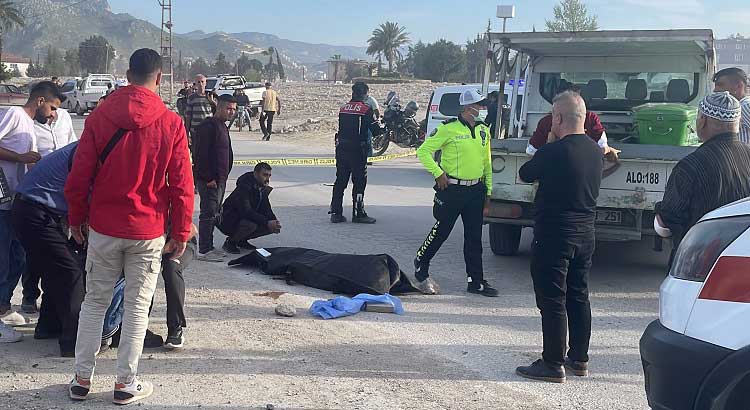 Antakya'da Emek Mahallesi Rüstem Tümer Paşa Caddesi'nde meydana gelen kazada motosiklet ile kamyon çarpıştı.