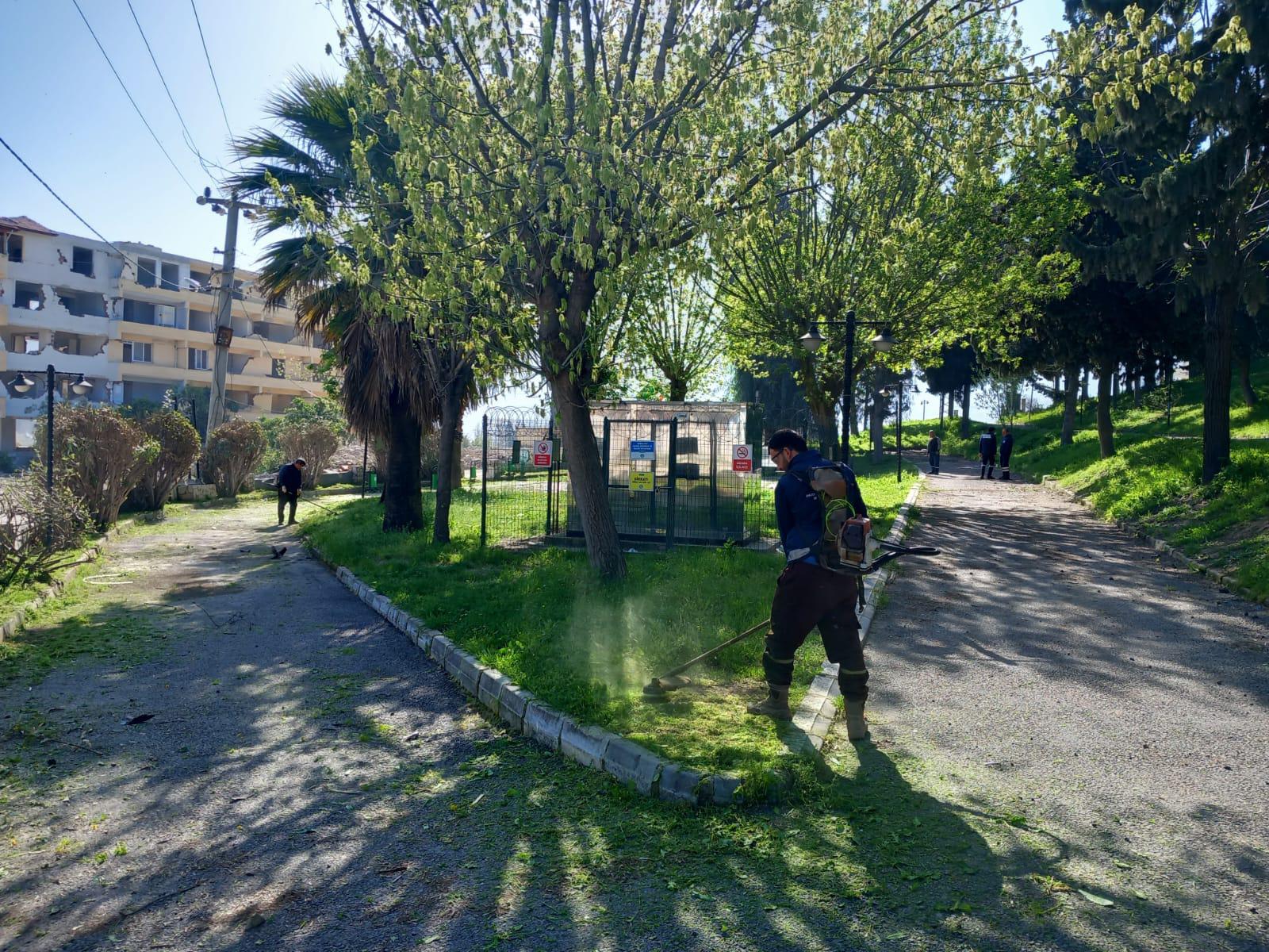 Antakya Belediyesi, Büyükşehir Belediye Başkanı İbrahim Naci Yapar'ın talimatları ve vatandaşların talepleri doğrultusunda parklarda bahar temizliği ve bakım onarım çalışmalarını tamamladı.