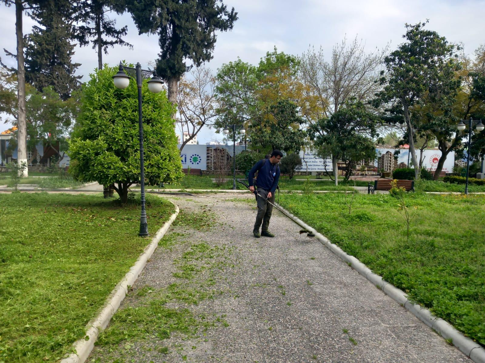 Antakya Belediyesi, Büyükşehir Belediye Başkanı İbrahim Naci Yapar'ın talimatları ve vatandaşların talepleri doğrultusunda parklarda bahar temizliği ve bakım onarım çalışmalarını tamamladı.