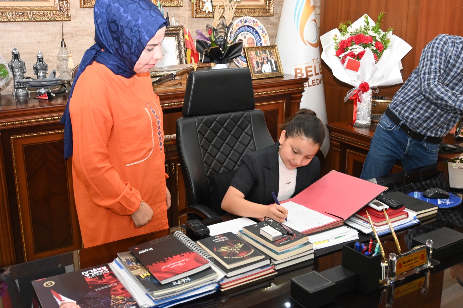 İbrahim Gül, 23 Nisan Ulusal Egemenlik ve Çocuk Bayramı'nda, Gazi Abdurrahman Paşa Ortaokulu 5/A Öğrencisi Aybüke Asya Başaran'a makam koltuğunu devretti.