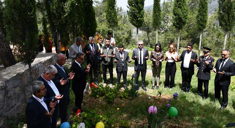 Belen'de 23 Nisan Ulusal Egemenlik ve Çocuk Bayramı'nda, depremlerde hayatını kaybeden çocukların mezarları ziyaret edildi. 