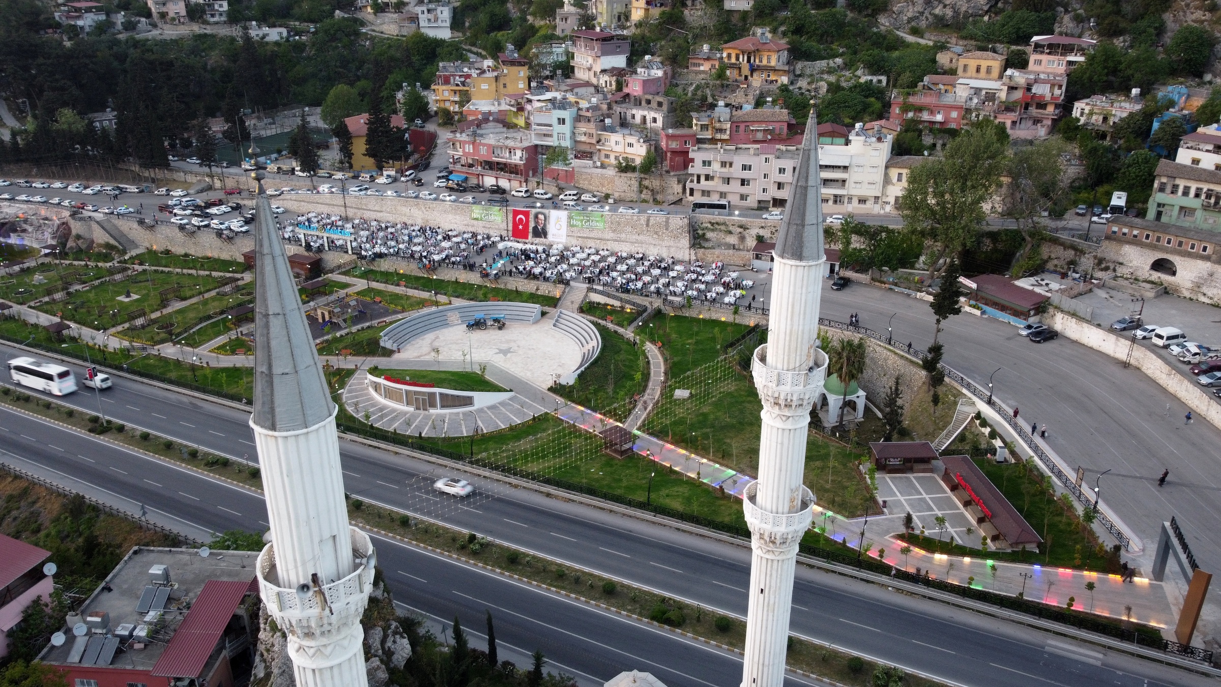 Belen Belediyesi, Ramazan ayının manevi atmosferini "Belen Kardeşlik İftar Sofrası" ile taçlandırıyor. 