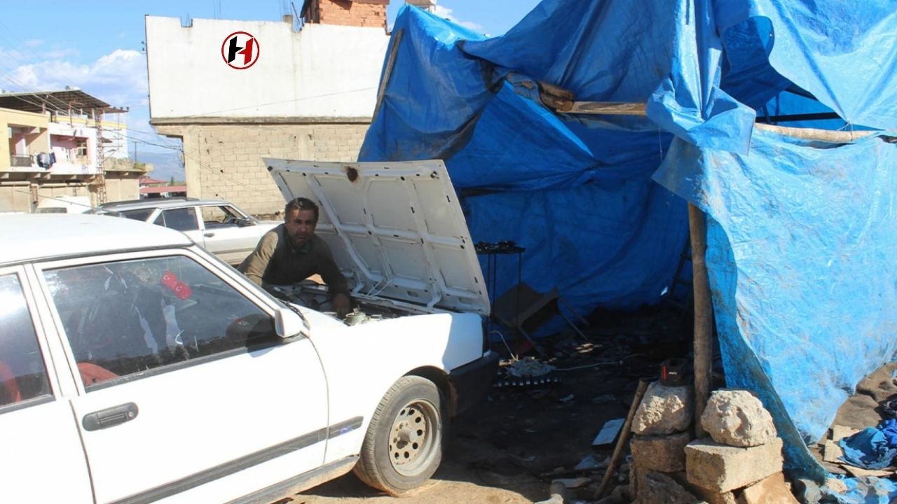 Depremde Evi ve İşyerini Kaybeden Tamirci, Çadırda Araç Tamirine Devam Ediyor