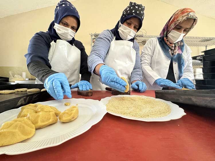 Hatay'da 6 Şubat depremlerinden etkilenen depremzedeler için Hollanda Türk Gönüllüler Vakfı (HTGV) tarafından kurulan aşevi, Ramazan ayında da ihtiyaç sahiplerine sıcak aş ulaştırıyor.