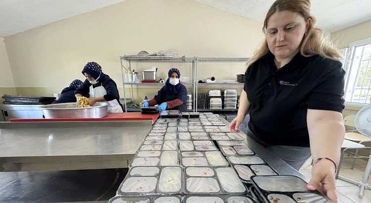 Hatay'da 6 Şubat depremlerinden etkilenen depremzedeler için Hollanda Türk Gönüllüler Vakfı (HTGV) tarafından kurulan aşevi, Ramazan ayında da ihtiyaç sahiplerine sıcak aş ulaştırıyor.