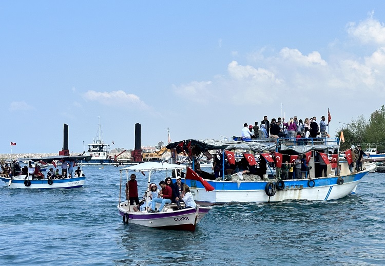 Dörtyol Belediye Başkanı Bahadır Amaç, bayram tatilinin son gününde "Motorları Maviliklere Süreceğiz" etkinliğiyle binlerce kişiyi buluşturdu.