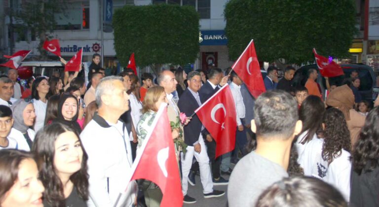 Binlerce kişi, Türk bayrakları ve fenerler eşliğinde düzenlenen fener alayı ile Dörtyol'da 23 Nisan Ulusal Egemenlik ve Çocuk Bayramı'nı coşkuyla kutladı.