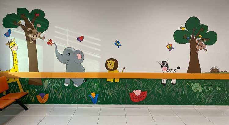 İskenderun Teknik Üniversitesi (İSTE), Dörtyol Devlet Hastanesi ve Dörtyol Kara Hasan Paşa Ortaokulu'nun ortaklaşa yürüttüğü "Mutlu Çocuklar" projesi kapsamında hastane duvarlarını renklendirdi