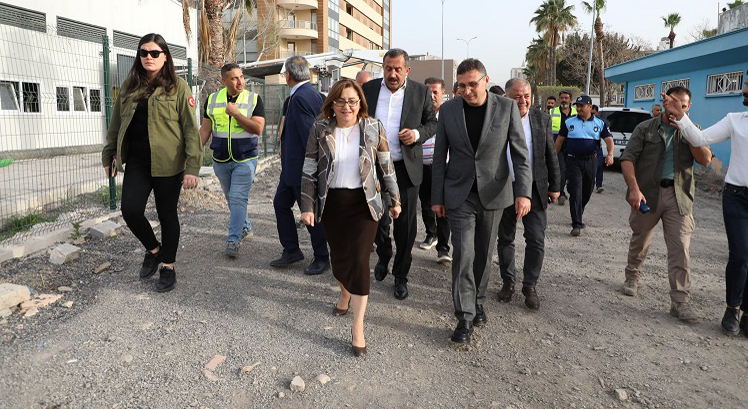 Gaziantep Büyükşehir Belediye Başkanı Fatma Şahin ve İskenderun Belediye Başkanı Mehmet Dönmez, İskenderun'da gerçekleştirilen kanalizasyon çalışmalarını birlikte yerinde inceledi.