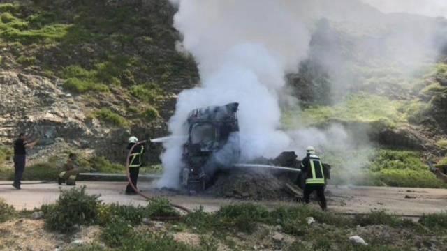 Antakya'da seyir halindeyken iş makinesi yüklü bir tır alev alev yandı. Yangını fark eden bir sürücü durumu 112 Acil Çağrı Merkezi'ne bildirdi. 